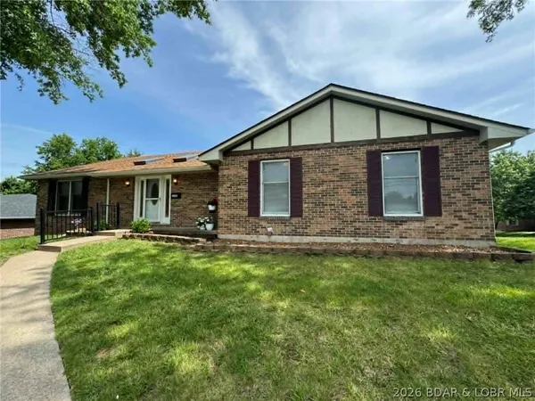 $324,900 | 2200 West Edgewood Drive, Jefferson City, MO 65109