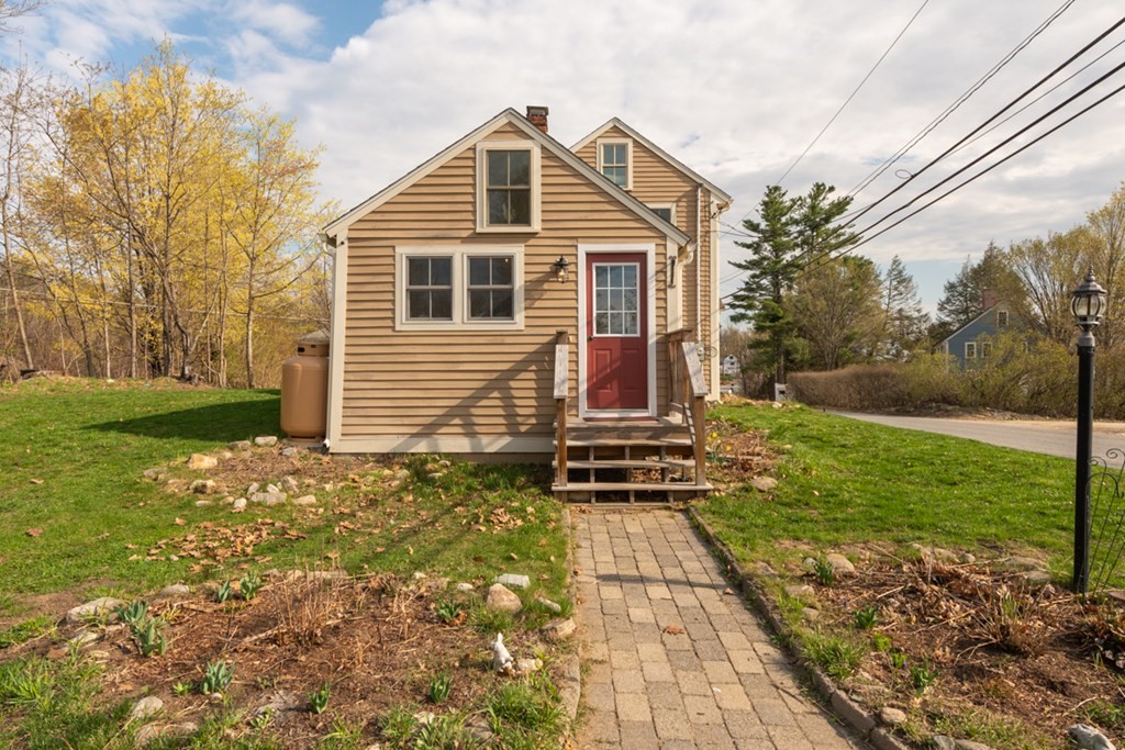 95 South Road Ashby, MA 01431 - Photo 24 of 33 a front view of a house with garden