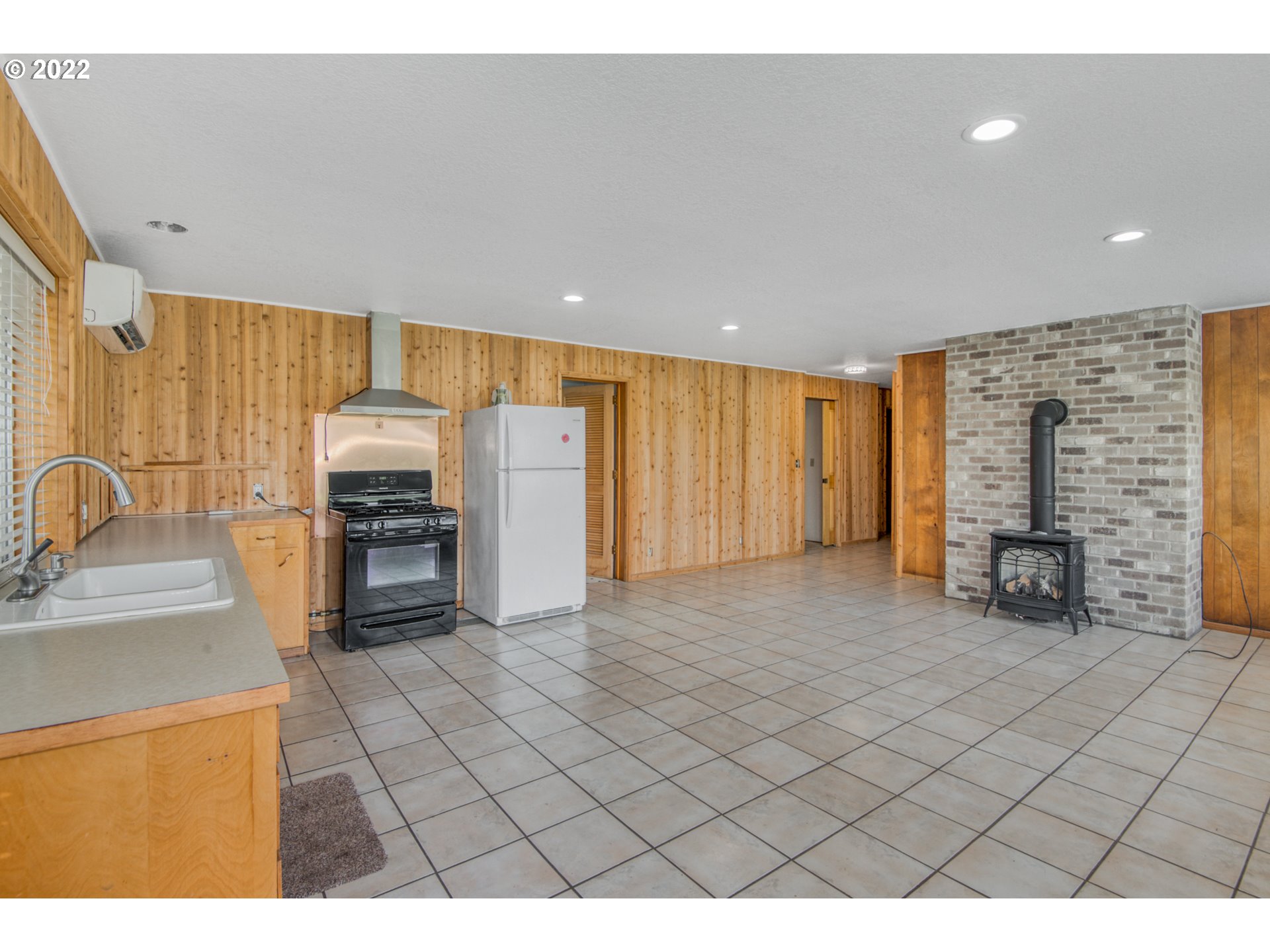 30116 Southeast Chase Road Gresham, OR 97080 - Photo 20 of 32 a view of kitchen with furniture and electronic appliances