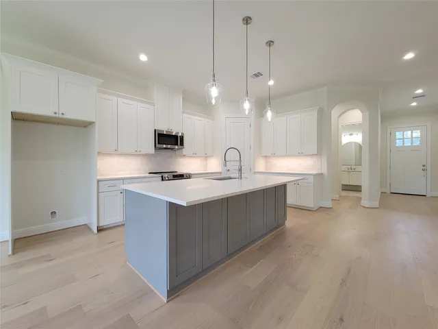 $450,000 | 10308 Lakewood Drive, Conroe, TX 77385