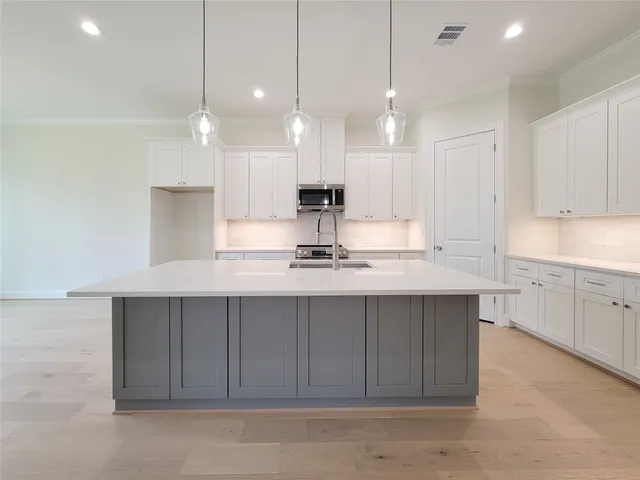 $450,000 | 10308 Lakewood Drive, Conroe, TX 77385