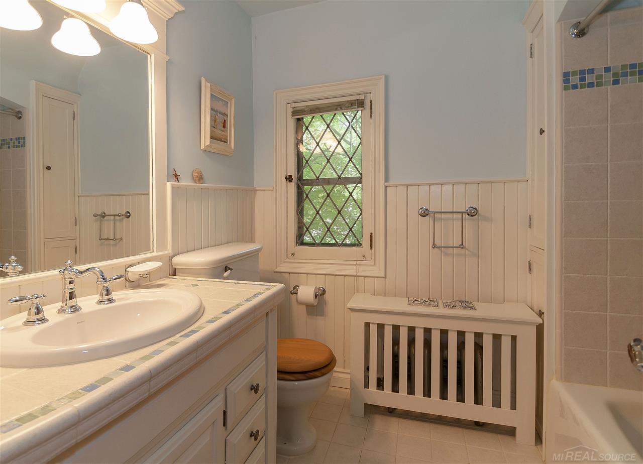 1387 Bishop Road Grosse Pointe, MI 48230 - Photo 28 of 40 31351789-27.JPG
