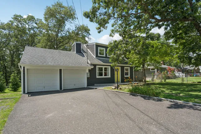 $585,000 | 100 Panamoka Trail, Ridge, NY 11961