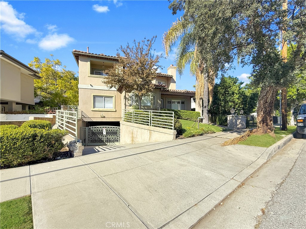 255 North Michigan Avenue, Unit 4 Pasadena, CA 91106 - Photo 1 of 20 a front view of a house with a yard and garage