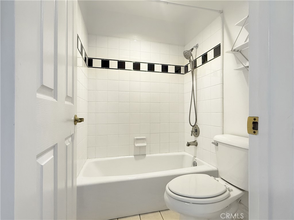 255 North Michigan Avenue, Unit 4 Pasadena, CA 91106 - Photo 10 of 20 a bathroom with a toilet and a bathtub