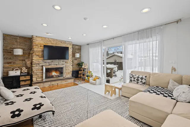 $3,100 | 42 West Taylor Road, Lombard, IL 60148