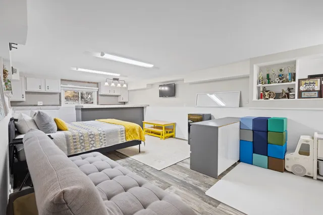 $3,100 | 42 West Taylor Road, Lombard, IL 60148