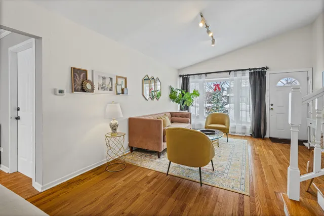 $3,100 | 42 West Taylor Road, Lombard, IL 60148