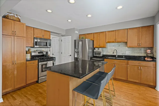 $3,100 | 42 West Taylor Road, Lombard, IL 60148