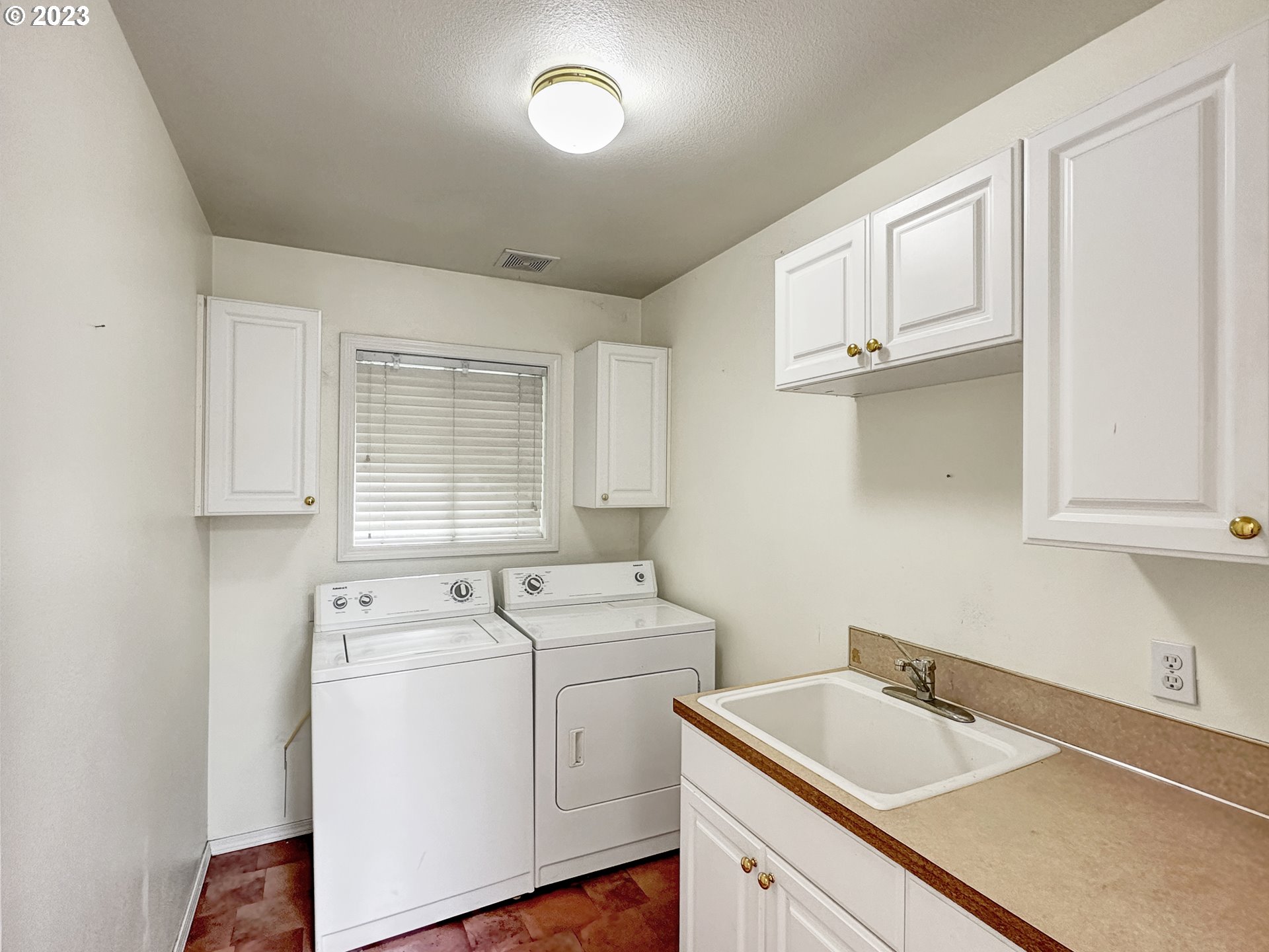 353 Dupont Road Kalama, WA 98625 - Photo 33 of 48 Laundry