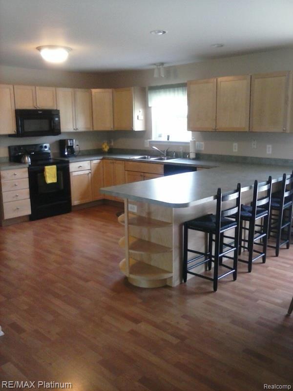 7680 Sharpe Road Fowlerville, MI 48836 - Photo 5 of 14 Kitchen is perfect for entertaining! Great counter space for serving and visiting!