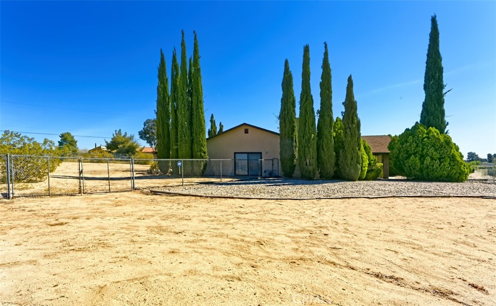 15490 Mondamon Road Apple Valley, CA 92307 - Photo 15 of 45