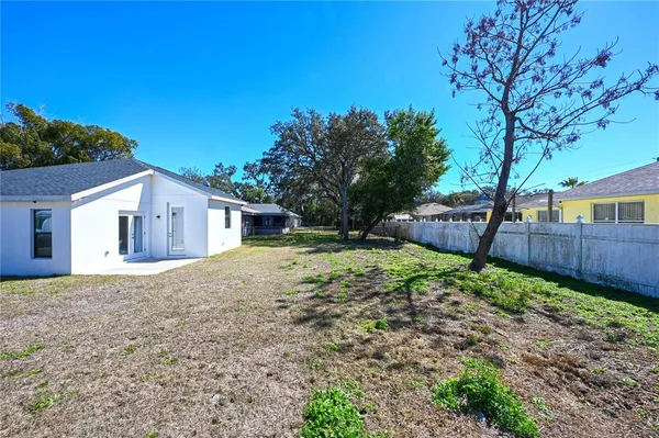 a view of back yard of the house