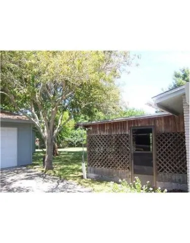 a view of a backyard