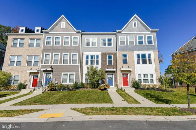 a view of front a house with a yard