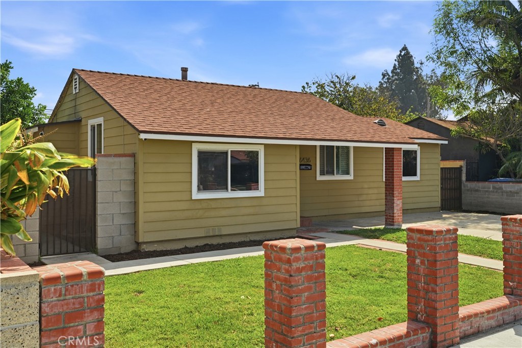 16436 Virginia Paramount, CA 90723 - Photo 3 of 26