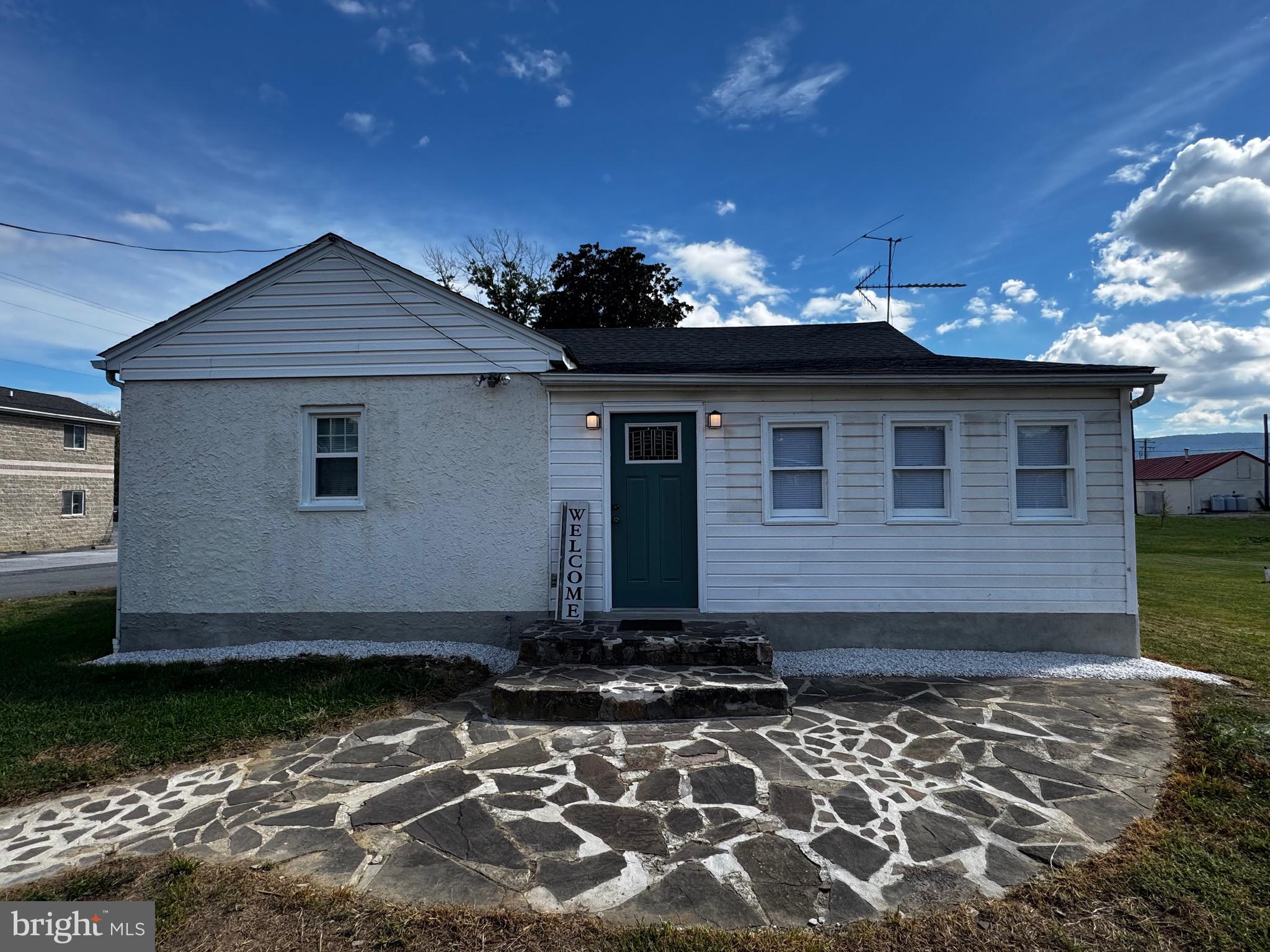 121 Center Street Mount Jackson, VA 22842 - Photo 3 of 46 a front view of a house with a yard