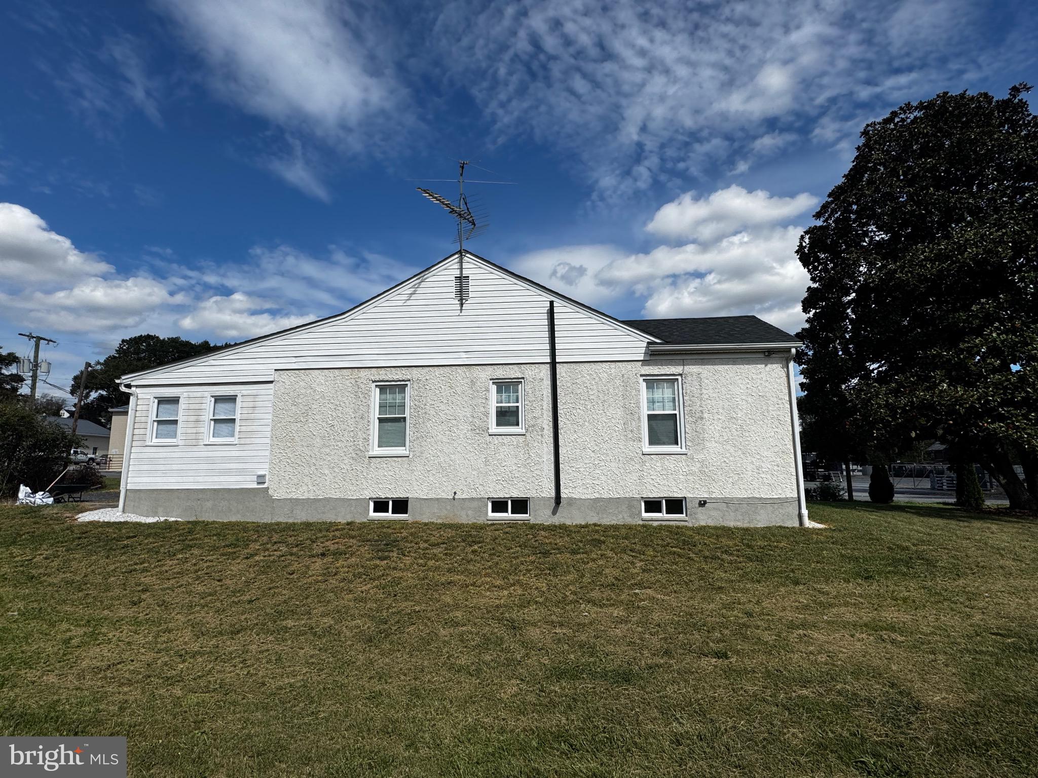 121 Center Street Mount Jackson, VA 22842 - Photo 6 of 46 a front view of house with yard