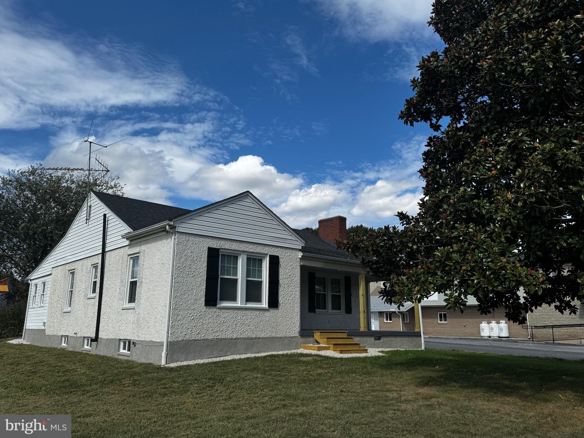 121 Center Street Mount Jackson, VA 22842 - Photo 8 of 46 a front view of a house with a yard