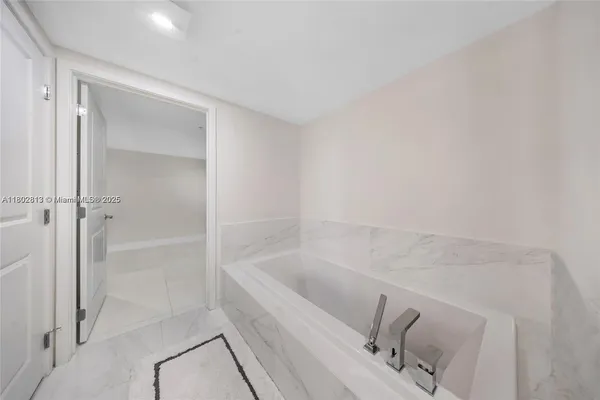 $6,200 | 400 Sunny Isle, Unit 1106, Sunny Isles Beach, FL 33160