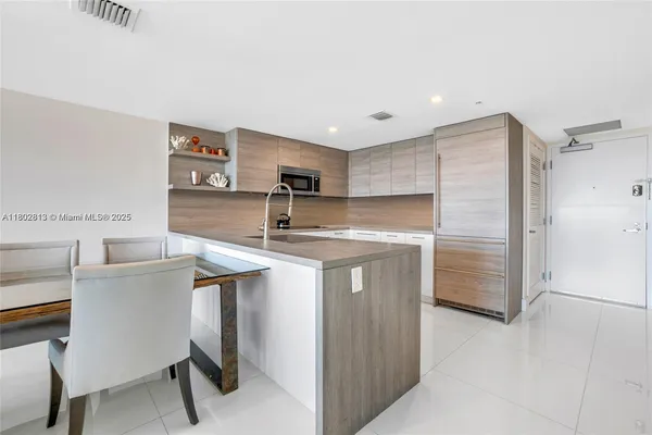 $6,200 | 400 Sunny Isle, Unit 1106, Sunny Isles Beach, FL 33160