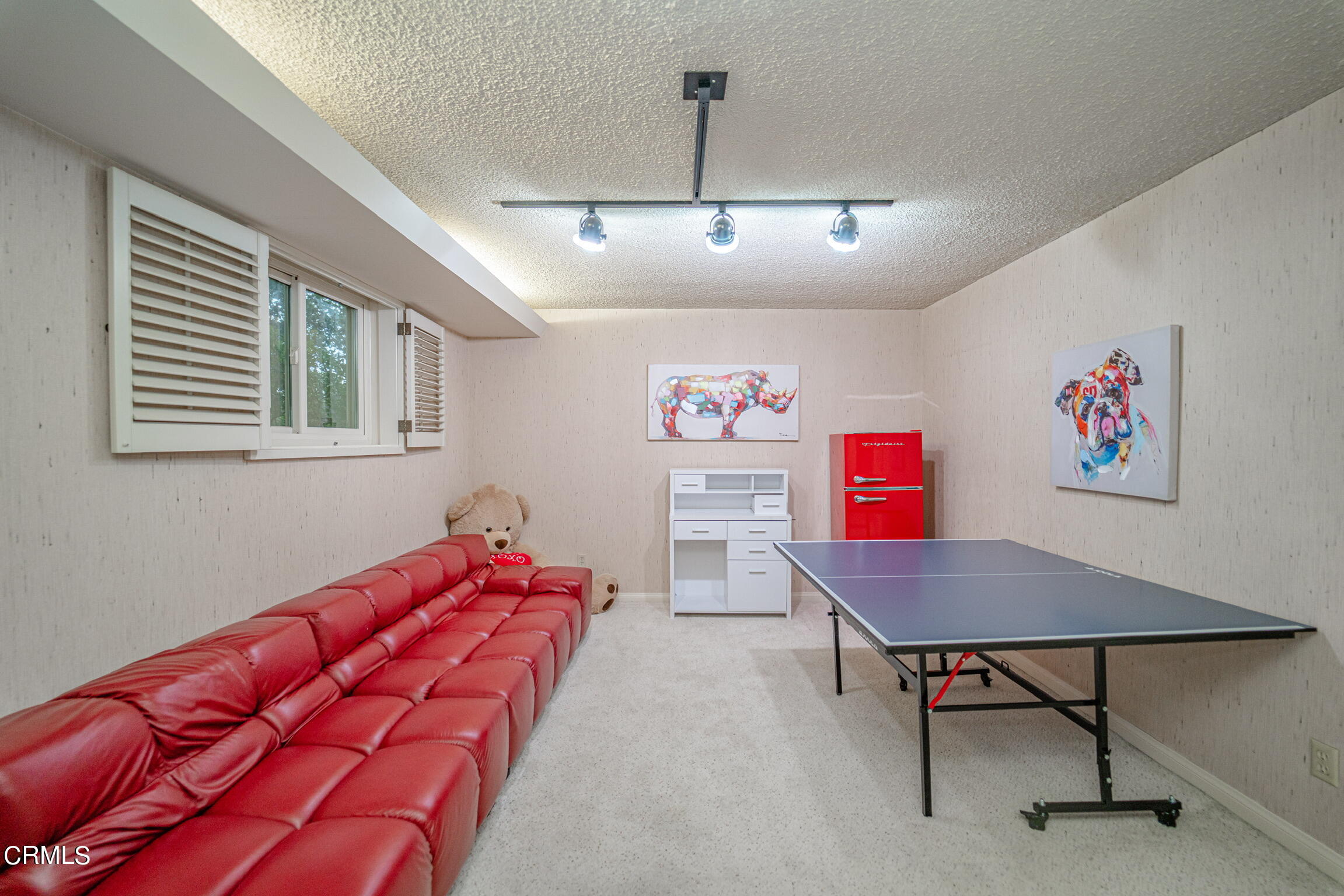 5212 Pizzo Ranch Road La Canada Flintridge, CA 91011 - Photo 30 of 44 a living room with blue walls