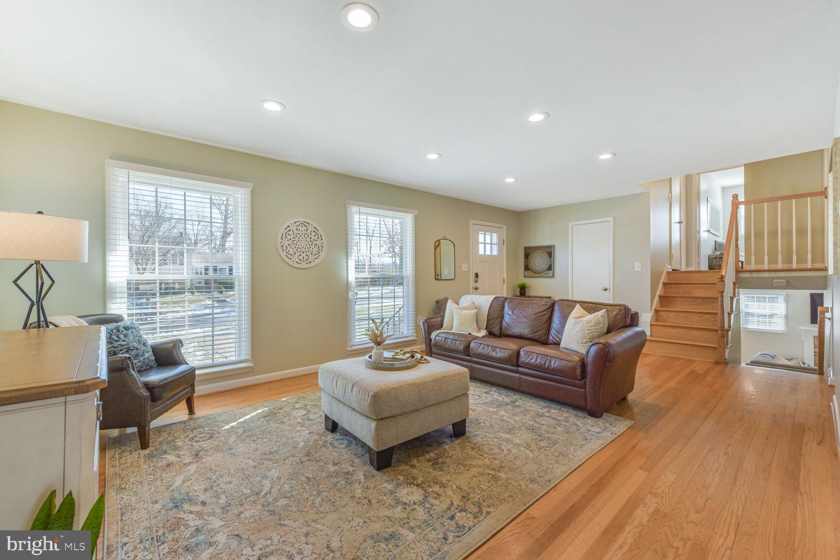 9904 Colony Road Fairfax, VA 22030 - Photo 4 of 36 Sun Drenched Main Level