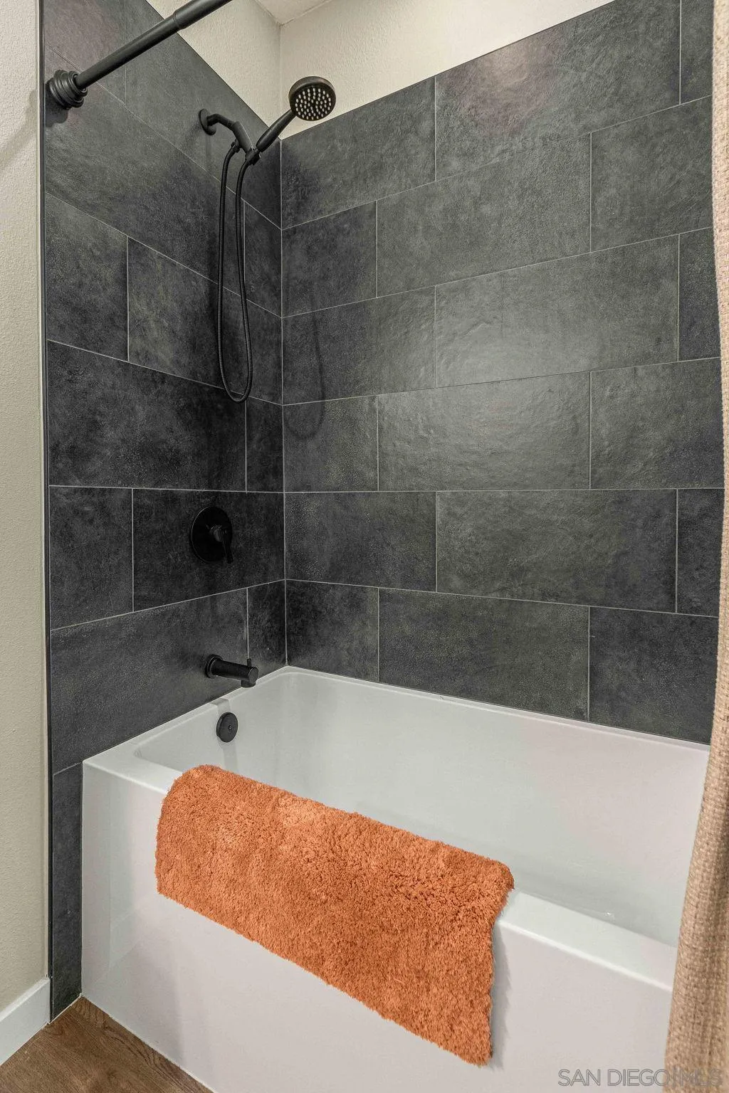 6081 Horton Drive, Unit CASITA La Mesa, CA 91942 - Photo 19 of 30 a bathroom with a bath tub