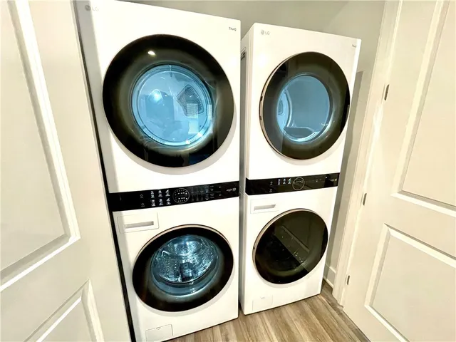 a close up view of a washer and dryer