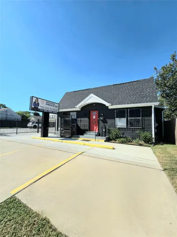 a view of a house with swimming pool and sitting area