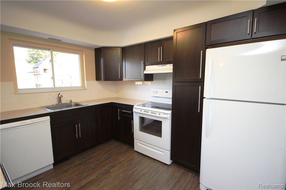3770 Beach Road Troy, MI 48084 - Photo 5 of 31 Brand new kitchen with all the appliances