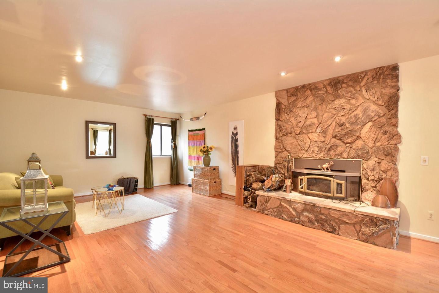 8421 Alvin Road Pasadena, MD 21122 - Photo 14 of 26 a living room with furniture