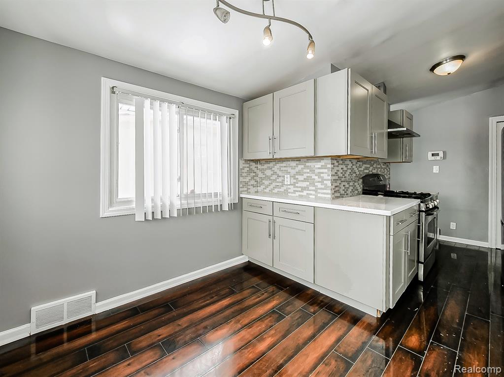 1283 Featherstone Road Pontiac, MI 48342 - Photo 5 of 34