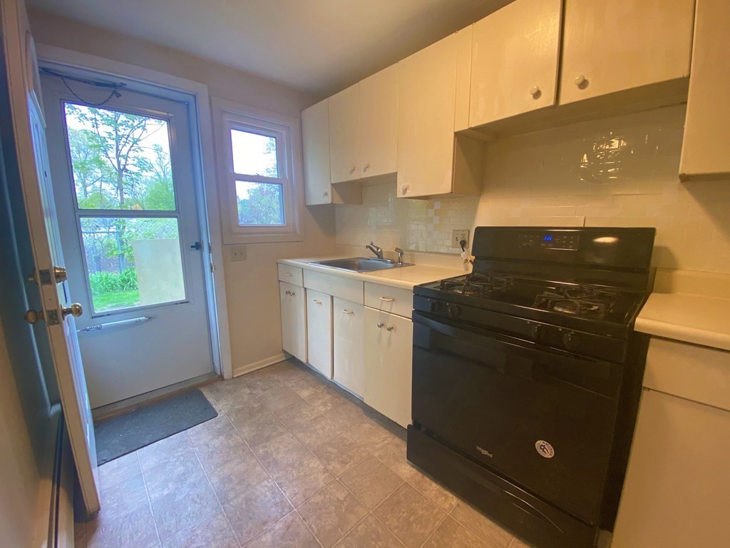 17 Manor Court, Unit 17 Springfield, MA 01118 - Photo 17 of 19 Gallery Image 17
