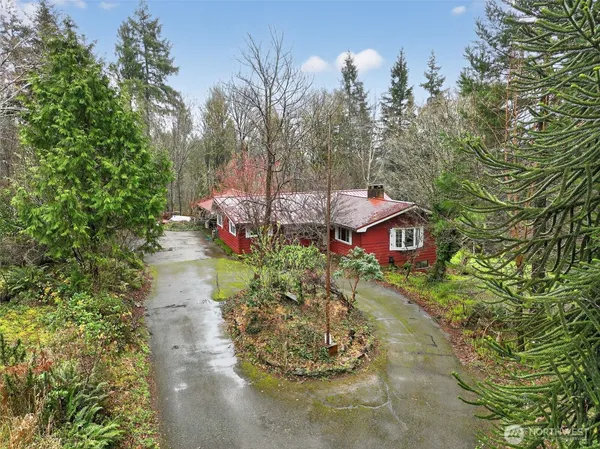 a view of a back yard of the house