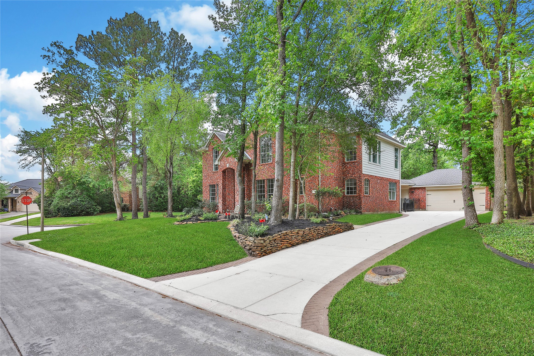 3 Murmuring Creek Place Conroe, TX 77385 - Photo 5 of 50 front view of a house with a yard