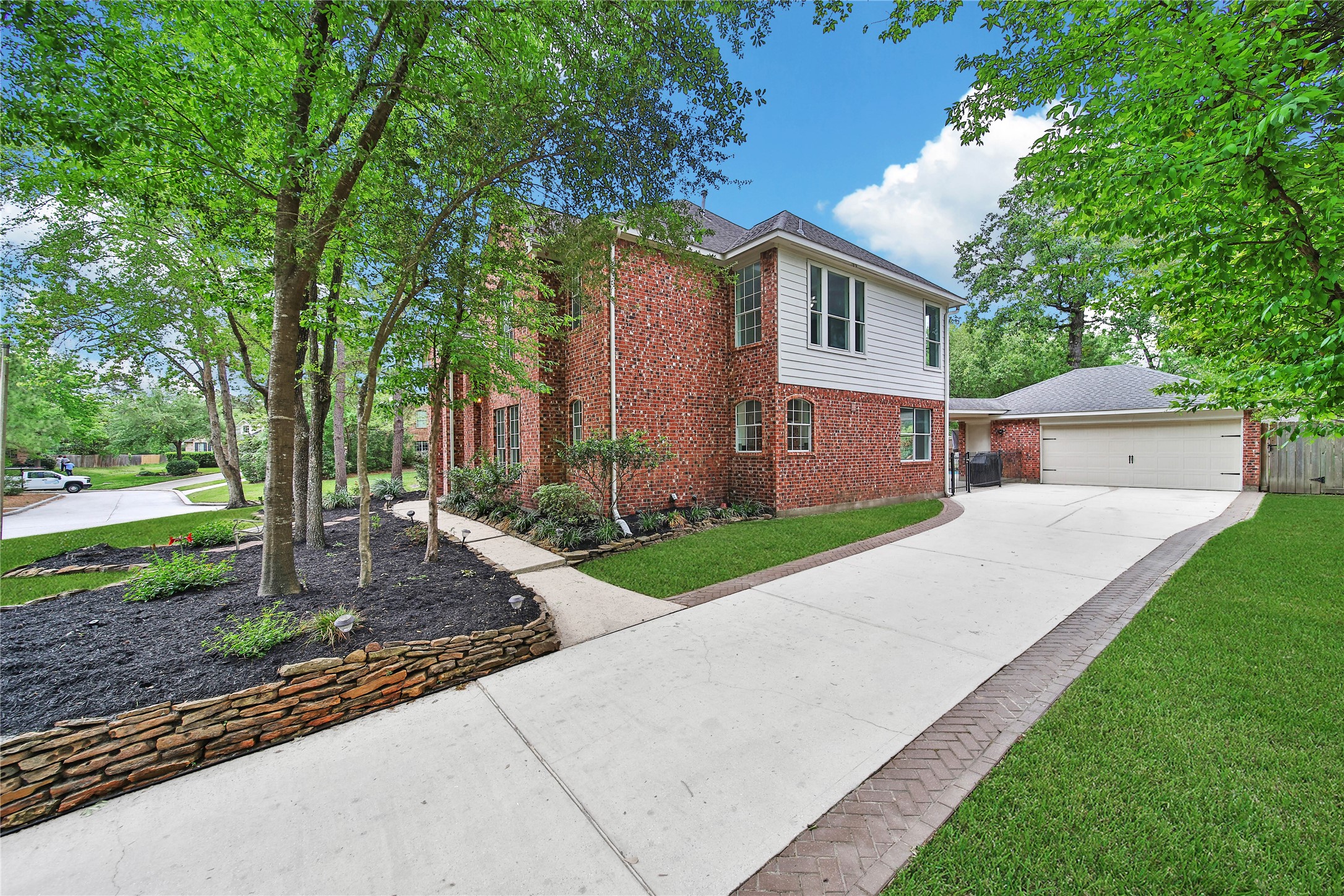 3 Murmuring Creek Place Conroe, TX 77385 - Photo 6 of 50 a front view of a house with garden
