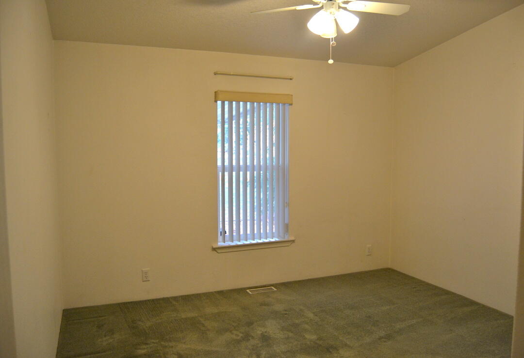 965 Galice Road, Unit 11 Merlin, OR 97532 - Photo 29 of 40 Guest bedroom 1