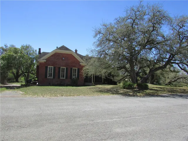 $275,500 | 221 East Garden Street, Goliad, TX 77963