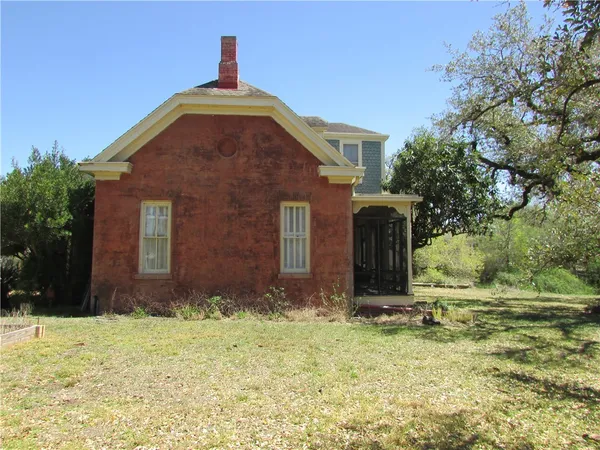 $275,500 | 221 East Garden Street, Goliad, TX 77963