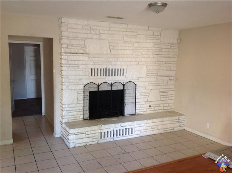 45256 Kingtree Avenue Lancaster, CA 93534 - Photo 7 of 8 a view of fireplace and microwave