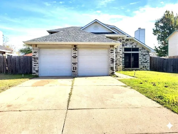$2,050 | 6301 Fairlane Drive, Arlington, TX 76001