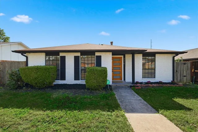 a view of a house with backyard and porch
