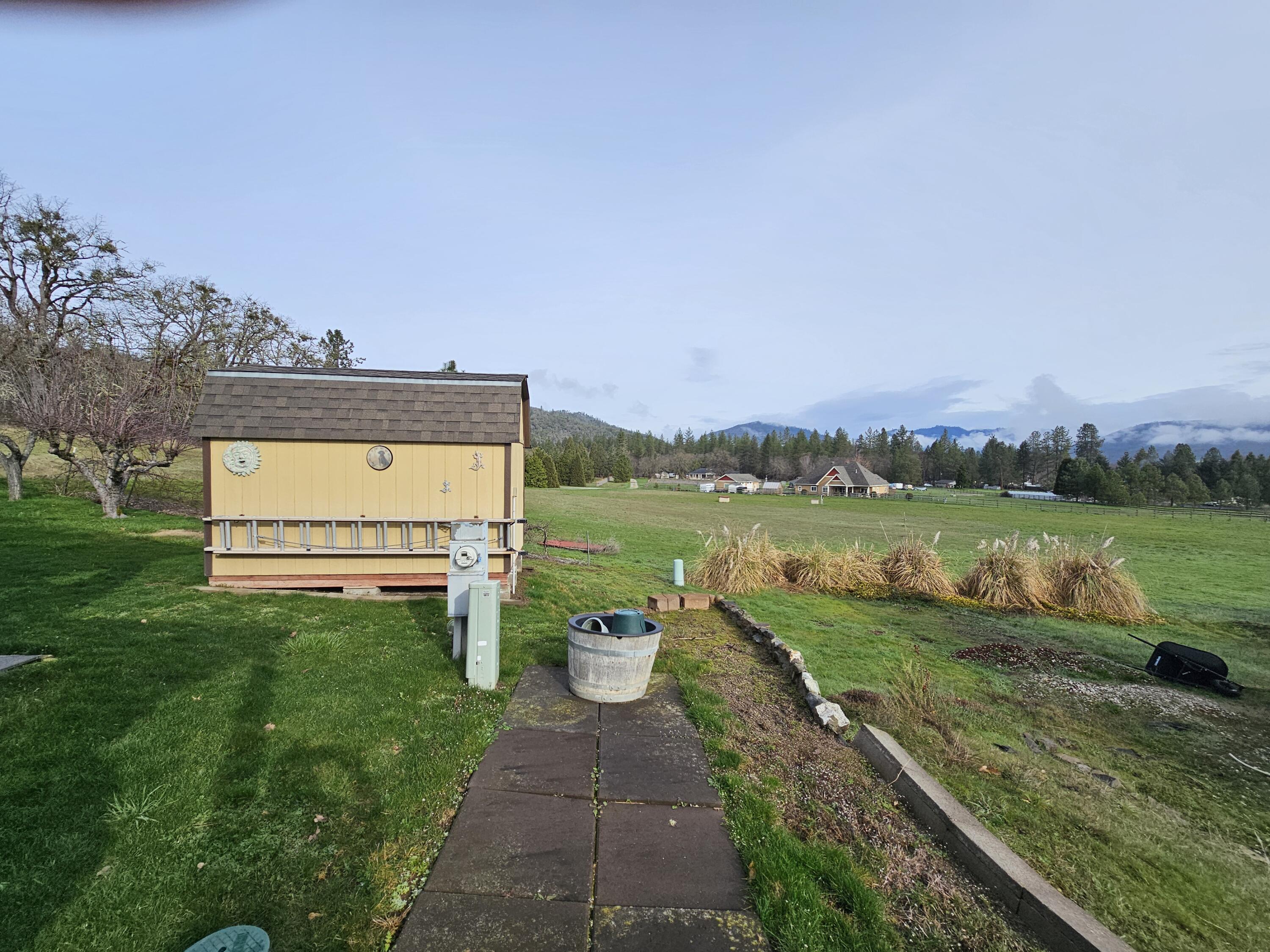 8401 Old Stage Road, Unit 10 Central Point, OR 97502 - Photo 4 of 5 Pic - Shed - Part view