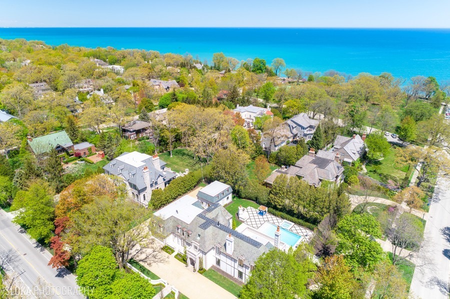 655 Sheridan Road Glencoe, IL 60022 - Photo 2 of 45 a view of a city