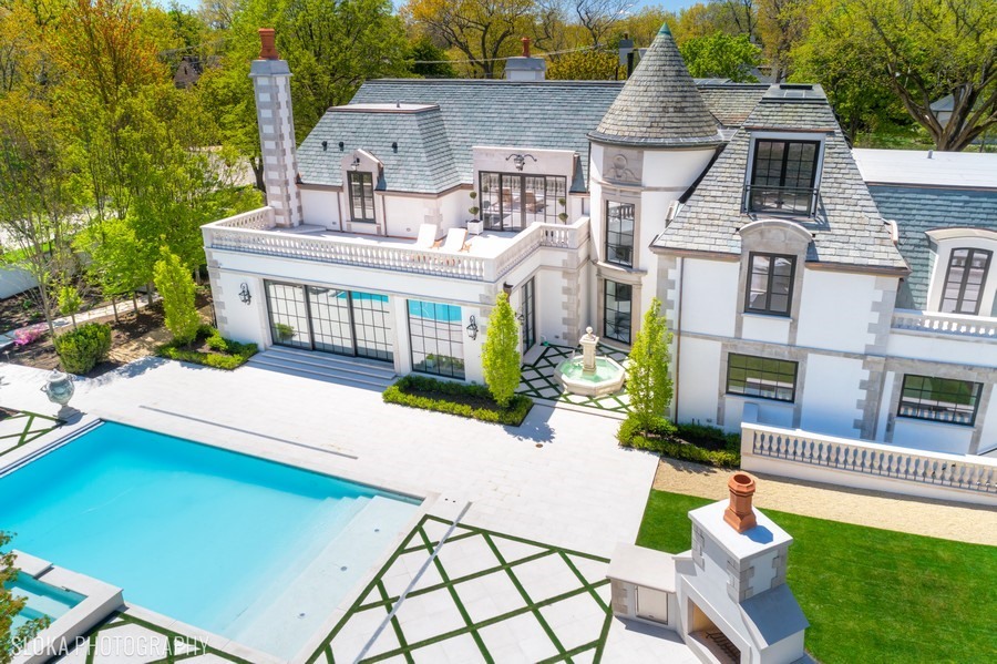 655 Sheridan Road Glencoe, IL 60022 - Photo 3 of 45 a front view of a house with garden