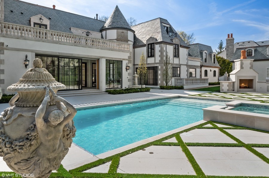 655 Sheridan Road Glencoe, IL 60022 - Photo 24 of 45 a front view of a building with a garden