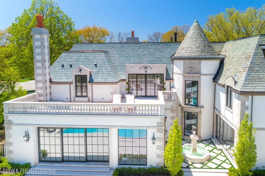 655 Sheridan Road Glencoe, IL 60022 - Photo 28 of 45 a front view of a house with a garden