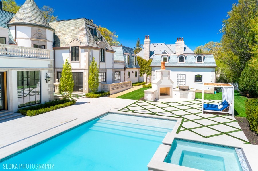 655 Sheridan Road Glencoe, IL 60022 - Photo 4 of 45 a view of a house with a chairs and table in a patio