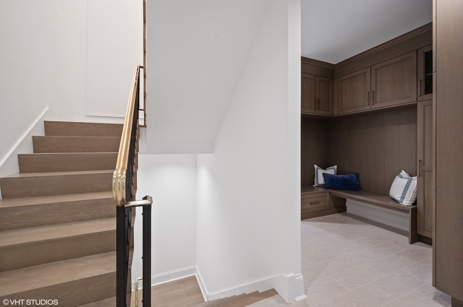 655 Sheridan Road Glencoe, IL 60022 - Photo 36 of 45 a view of entryway and hall